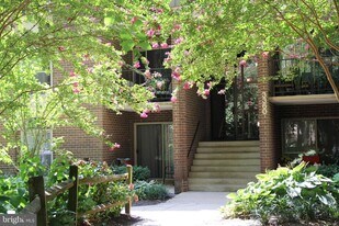 3360 Woodburn Rd in Annandale, VA - Building Photo