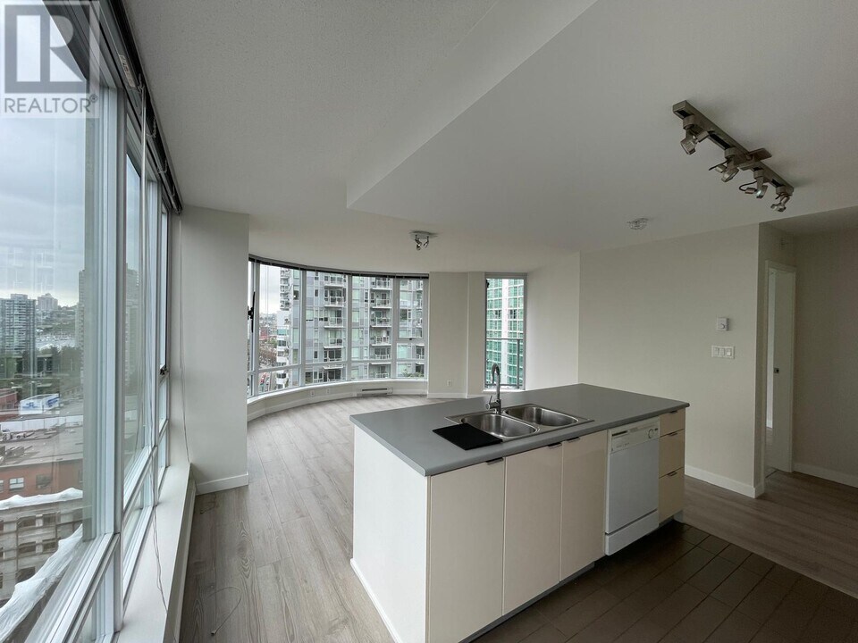 233-1233 Robson St in Vancouver, BC - Building Photo