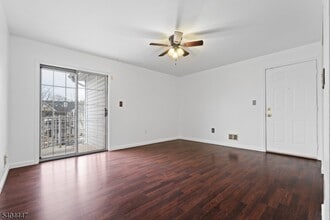 12 Kingston Run in North Brunswick, NJ - Building Photo - Building Photo