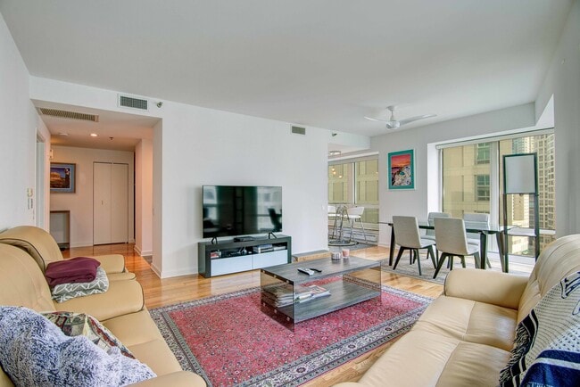 57 E Delaware Pl in Chicago, IL - Building Photo - Building Photo