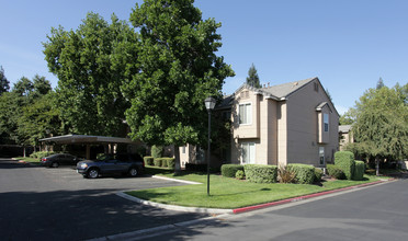 Sierra Ridge in Clovis, California. The pe... in Clovis, CA - Foto de edificio - Building Photo