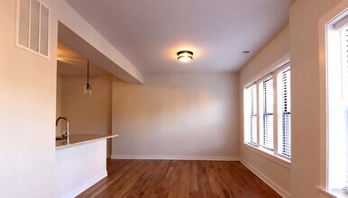2205 W Eastwood Ave, Unit 2 in Chicago, IL - Foto de edificio - Building Photo