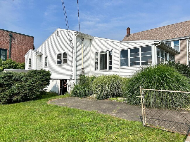 44 Dawson Ave in West Haven, CT - Foto de edificio - Building Photo