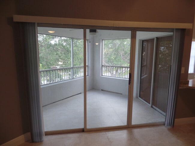 2810 N Oakland Forest Dr in Oakland Park, FL - Building Photo - Building Photo