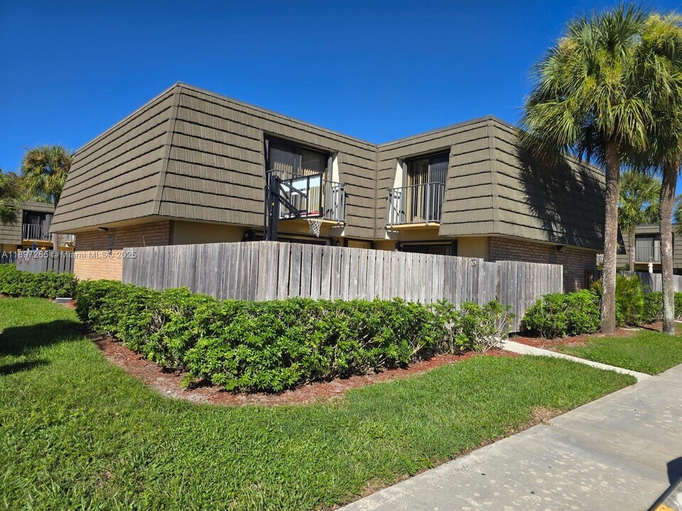 629 6th Way in West Palm Beach, FL - Building Photo