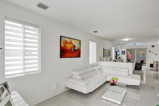 10265 NW 72nd Terrace in Doral, FL - Building Photo - Building Photo