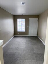 103 Sibley Rd, Unit A in Orrick, MO - Foto de edificio - Building Photo