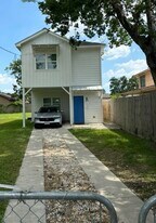 210 Garrotsville St in Houston, TX - Building Photo