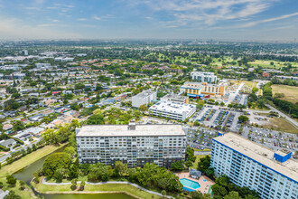 Hillcrest East Number 27 in Hollywood, FL - Building Photo - Building Photo