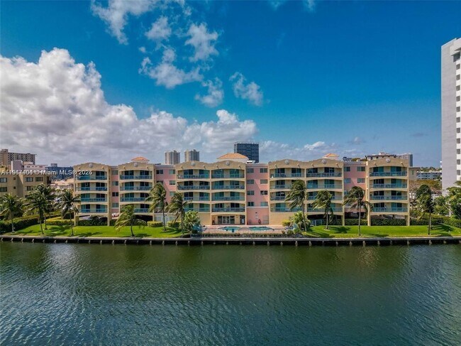 201 Golden Isles Dr in Hallandale Beach, FL - Foto de edificio - Building Photo