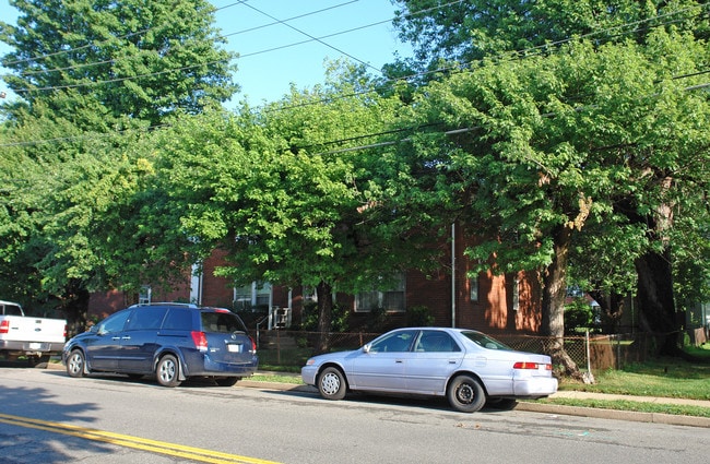 306 S Maple Ave in Falls Church, VA - Foto de edificio - Building Photo