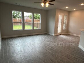 552 Hutchinson Ln in Lewisville, TX - Building Photo - Building Photo