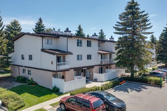 3705 Fonda Way SE in Calgary, AB - Building Photo - Building Photo