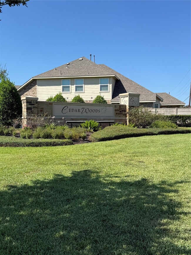 667 Oak Cir Dr E in Conroe, TX - Building Photo - Building Photo