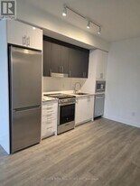 5105 Hurontario St in Mississauga, ON - Building Photo