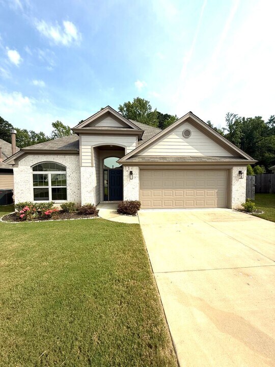 1143 Overture Dr in Montgomery, AL - Building Photo