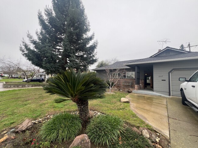 2217 Madera Rd in Sacramento, CA - Building Photo - Building Photo