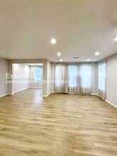 830 S Greenway Dr in Westlake, OH - Foto de edificio - Building Photo