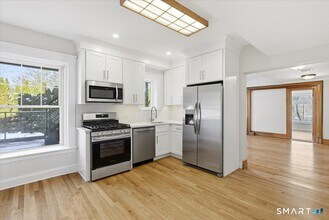 2750 Whitney Ave in Hamden, CT - Foto de edificio - Building Photo