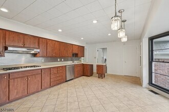 18 Dorison Dr in Millburn, NJ - Building Photo - Building Photo