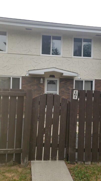 161 Roseland Vlg NW in Edmonton, AB - Building Photo