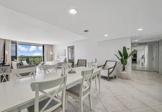 5600 N Flagler Dr in West Palm Beach, FL - Foto de edificio - Building Photo