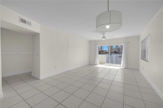 462 Golden Isles Dr in Hallandale Beach, FL - Building Photo - Building Photo