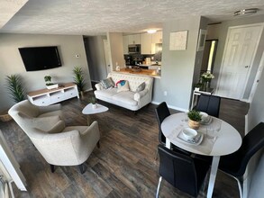 8402 Muldoon Ct, Unit Apt 211 in Henrico, VA - Foto de edificio - Building Photo