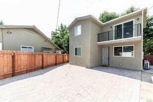 22849 Macfarlane Dr in Woodland Hills, CA - Building Photo