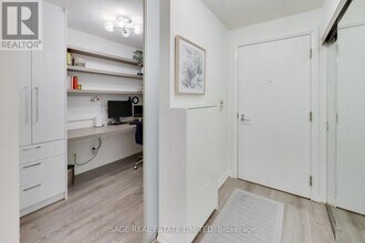 111 Elizabeth St in Toronto, ON - Building Photo - Building Photo