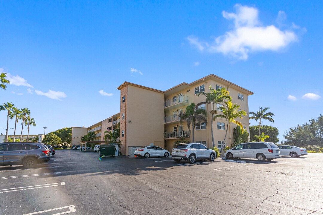 2520 NE 1st Ct in Boynton Beach, FL - Building Photo
