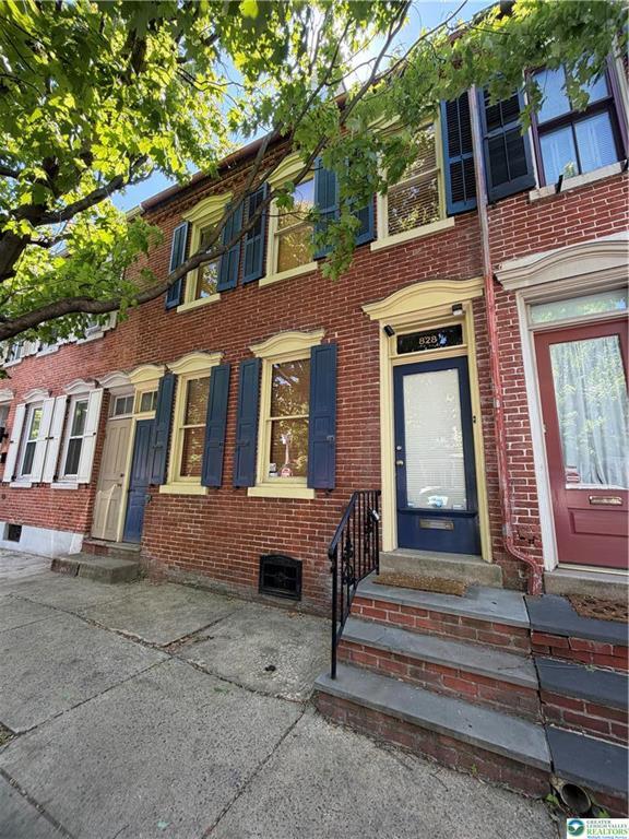 property at 828 W Gordon St