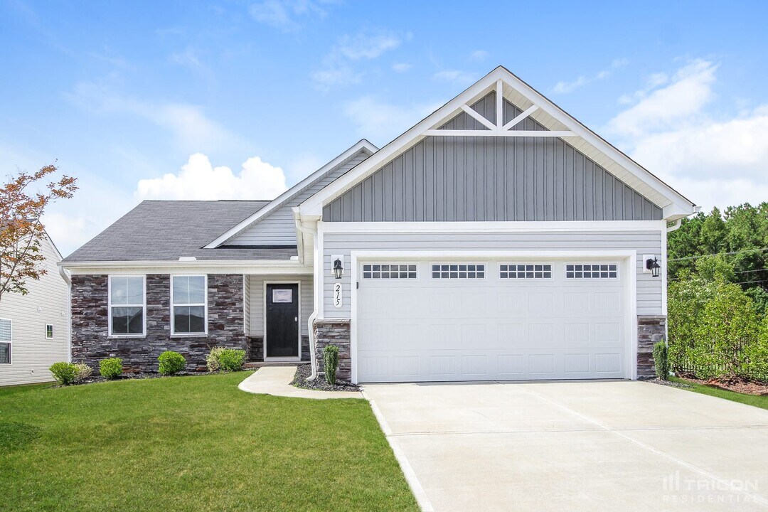 215 Wellwood Way in Piedmont, SC - Building Photo