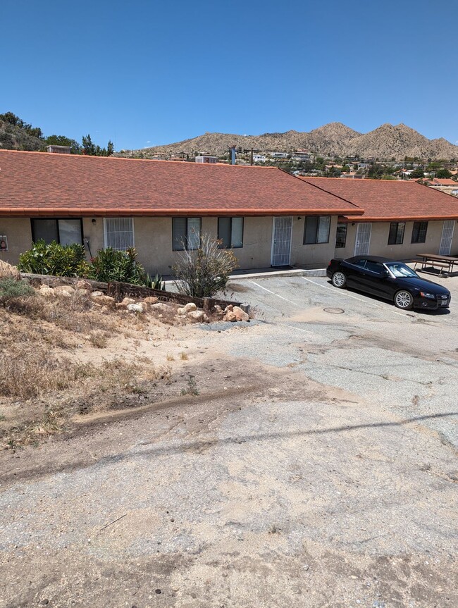 54657 29 Palms Hwy, Unit # C in Yucca Valley, CA - Foto de edificio - Building Photo