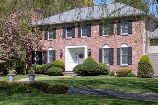 4 Elliston Rd in Weston, MA - Building Photo