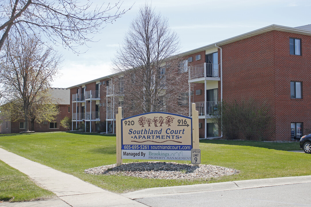 Southland Court in Brookings, SD - Foto de edificio