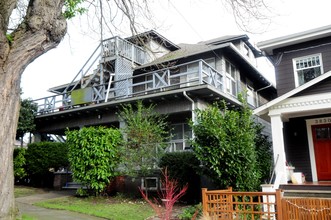 Eastern Apartments in Seattle, WA - Building Photo - Building Photo