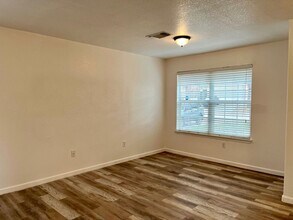 7115 Sun Valley Dr in San Antonio, TX - Building Photo - Building Photo