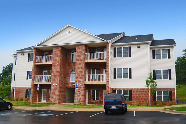 CEDAR HILL APARTMENTS in Winchester, VA - Foto de edificio - Building Photo