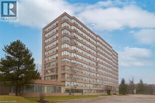 3227 King St E in Kitchener, ON - Building Photo