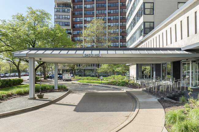 Lakeshore Drive Condo in Chicago, IL - Building Photo - Building Photo