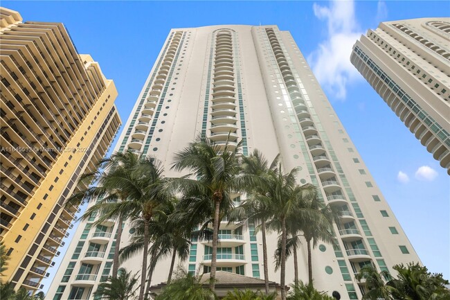 16051 Collins Ave, Unit 3202 in Sunny Isles Beach, FL - Foto de edificio - Building Photo