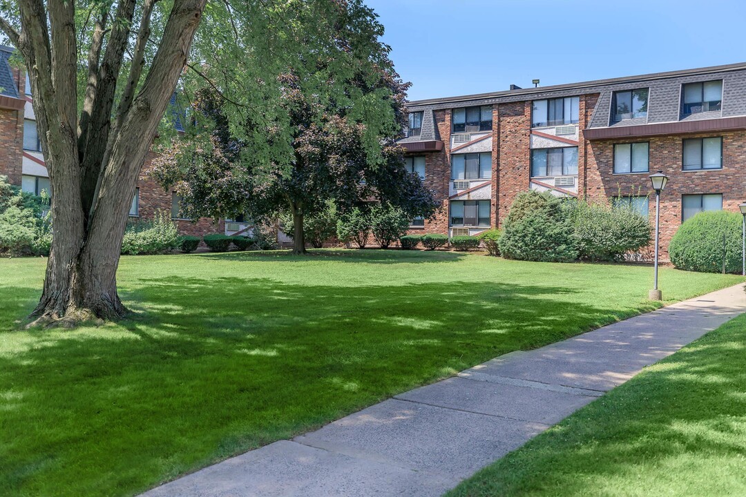 Woodcliff Estates in East Hartford, CT - Foto de edificio