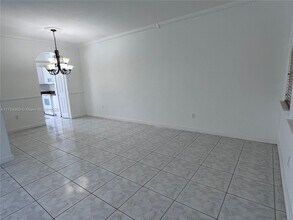 4893 NW 109th Path in Doral, FL - Foto de edificio - Building Photo