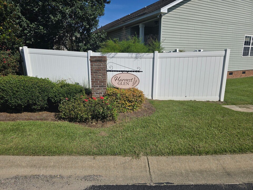 246 Harvest Glen Ln in West Columbia, SC - Building Photo