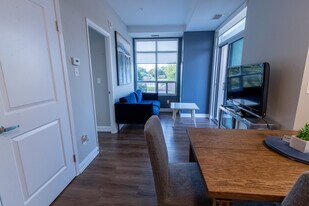 Niagara Terrace in Niagara Falls, ON - Building Photo