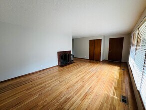 1519 Spruce St in Lake Oswego, OR - Foto de edificio - Building Photo