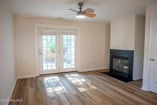 137 Lullwater Dr, Unit B in Wilmington, NC - Building Photo