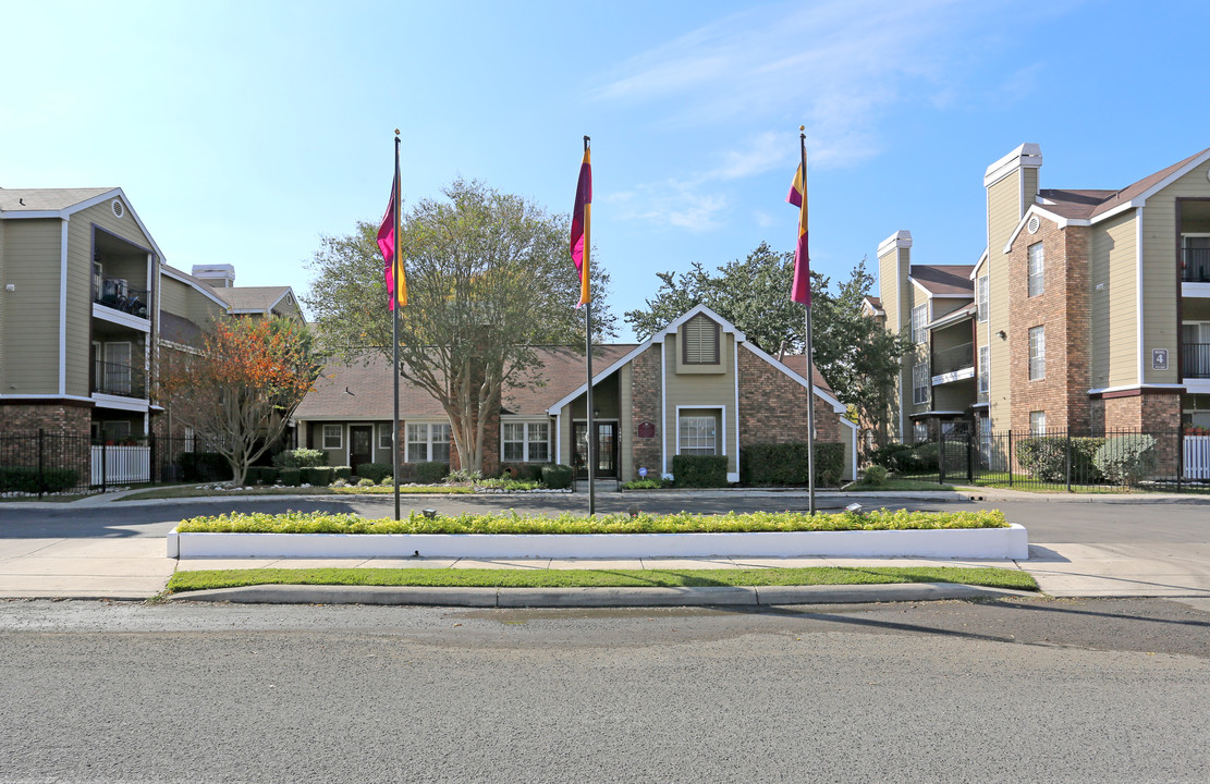 Contour Place in San Antonio, TX - Building Photo