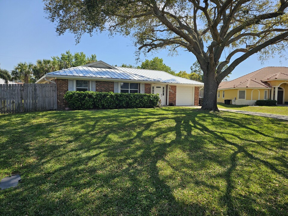 2197 SW Venus St in Port St. Lucie, FL - Building Photo